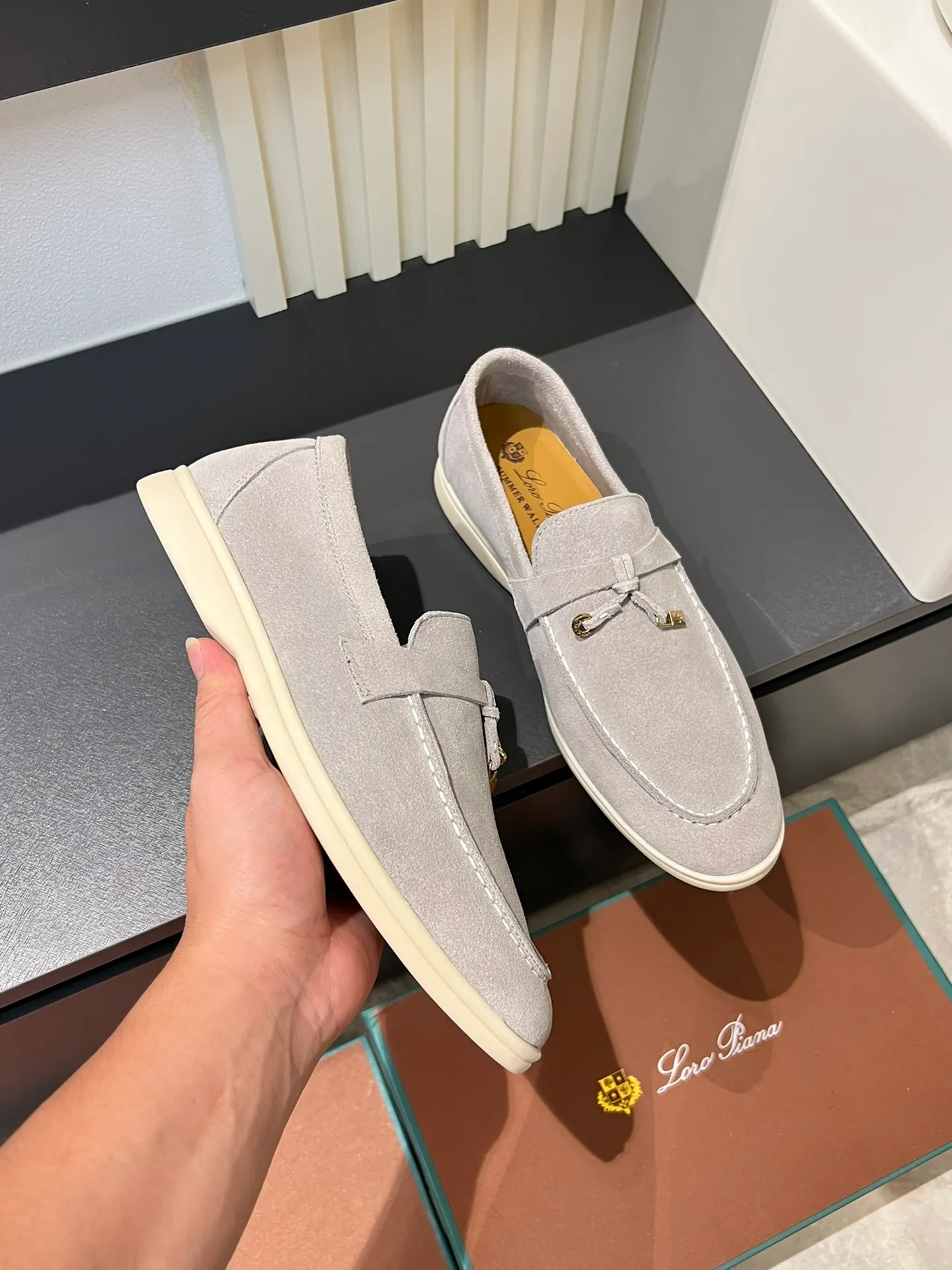 Men's shoes 💰p360 "Loro men's shoes 💰pian'*" Classic L men's shoes for couples 💰p Top version British flat loafers, a must-have item in old money style, the minimalist design is eye-catching and durable, a plus point for dressing The soft foot feel and texture are outstanding. They don’t scratch your feet and are very nice. They are matched with soft and waxy soles. They can be worn daily for a long time without getting tired. They are easy to wear, versatile and classic items, with perfect foot feel and texture! Imported cashmere fabric, the lining is made of imported A-grade water-dyed cow lining, the top version of the genuine leather midsole is sewn with pure handmade mark thread! Size: Female 35-40 (34. Customized) Male 38-44 (45.46. Customized)